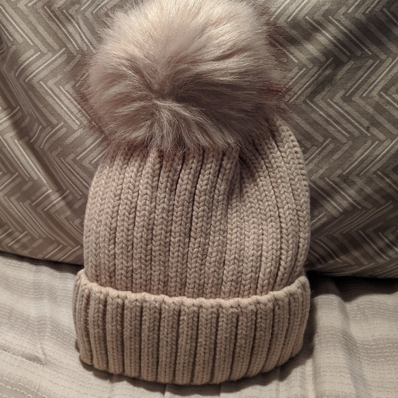 NWT Pom Pom Beanie - Picture 2 of 4